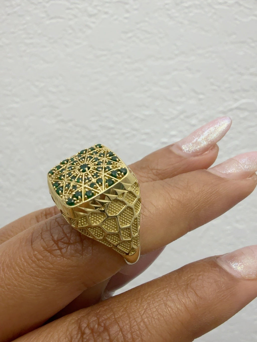 Anillo para caballero en oro de 10k amarillo con piedras verdes.