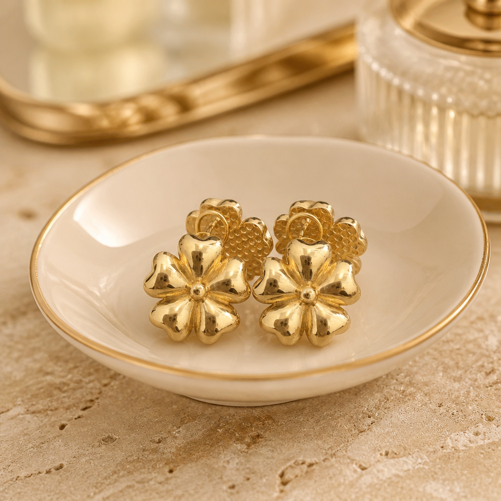 Aretes omegas de oro 10k con diseño de flor