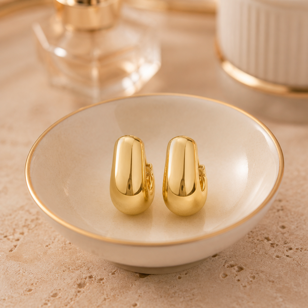 Aretes omega dorados con diseño ovalado