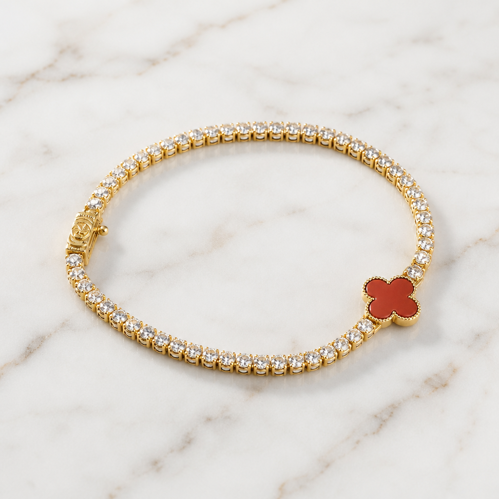 Pulsera de oro de 10K amarillo con brillantes y detalle de trébol rojo