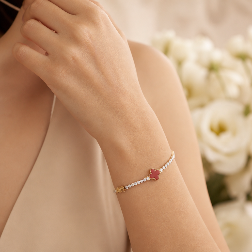 Pulsera de oro de 10K amarillo con brillantes y detalle de trébol rojo