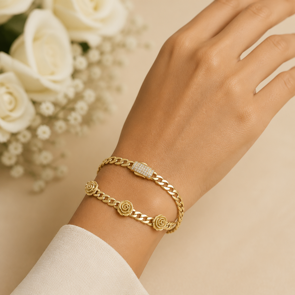 Pulsera de oro amarillo de 10K con diseño de rosas.