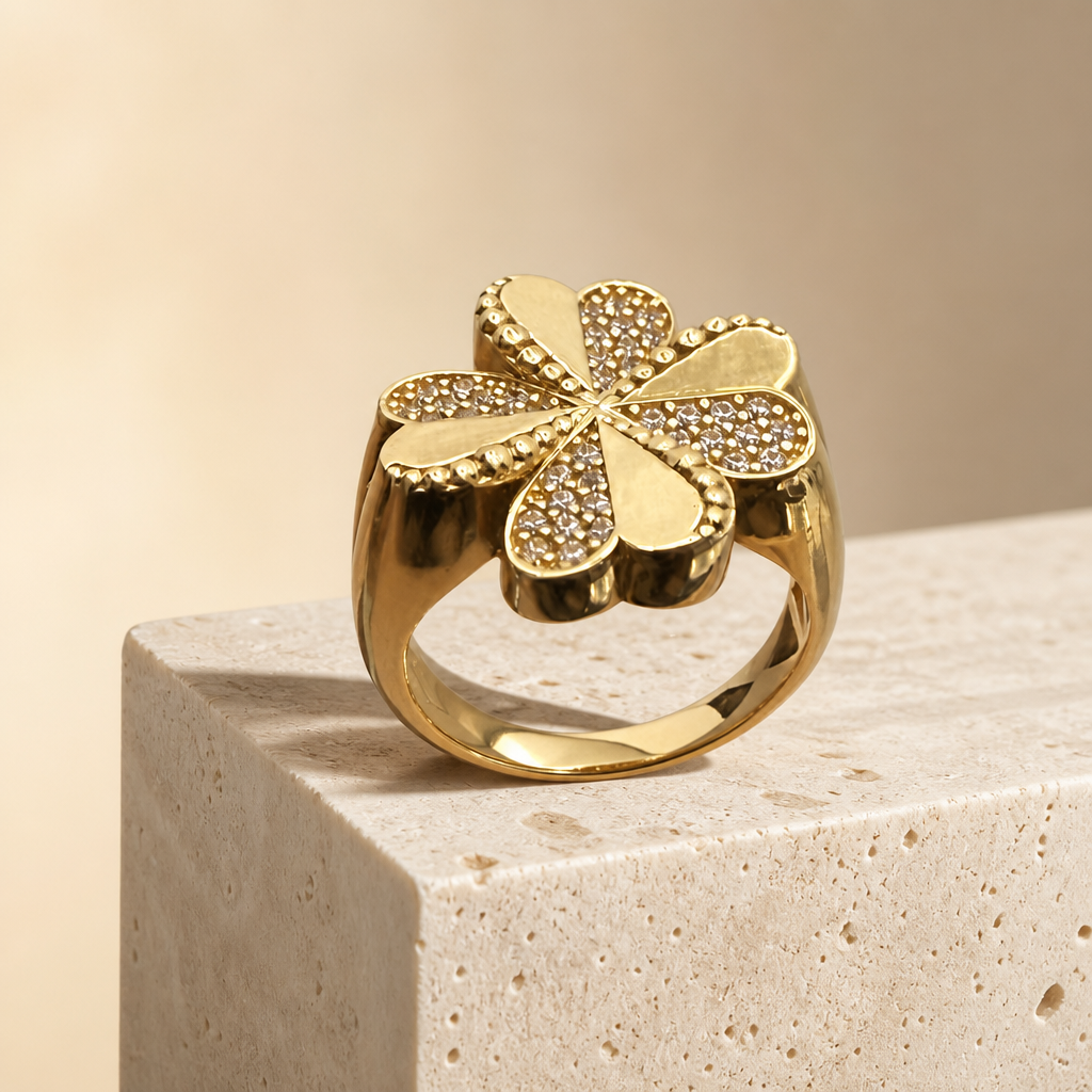 Anillo dorado floral en oro de 14k