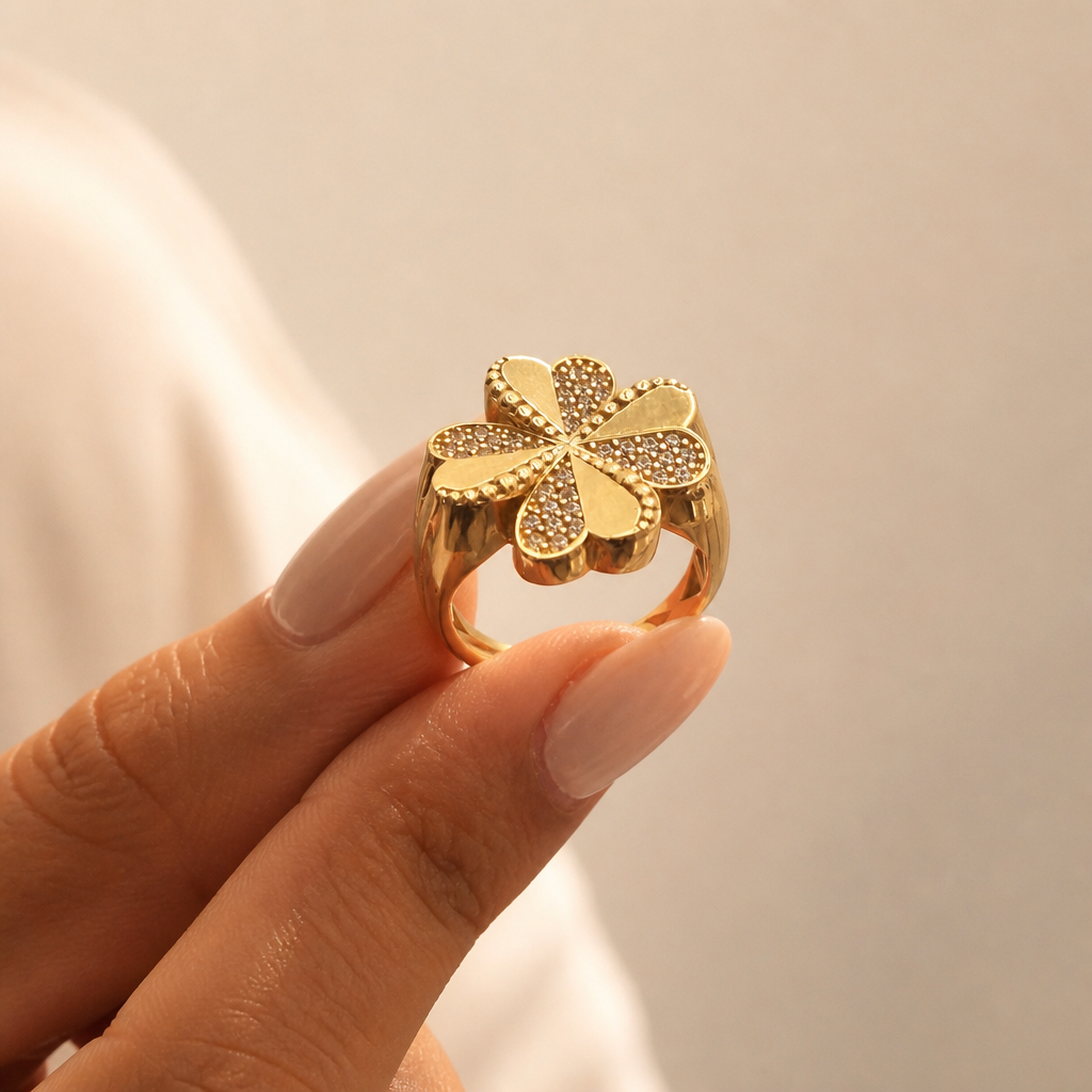 Anillo dorado floral en oro de 14k