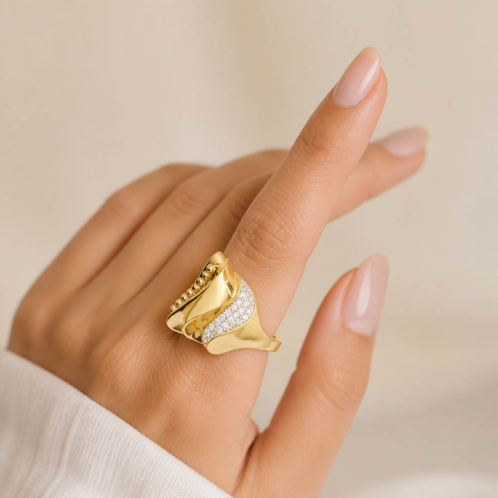 Anillo dorado de diseño elegante y moderno