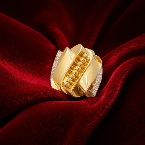 Anillo dorado de diseño elegante y moderno