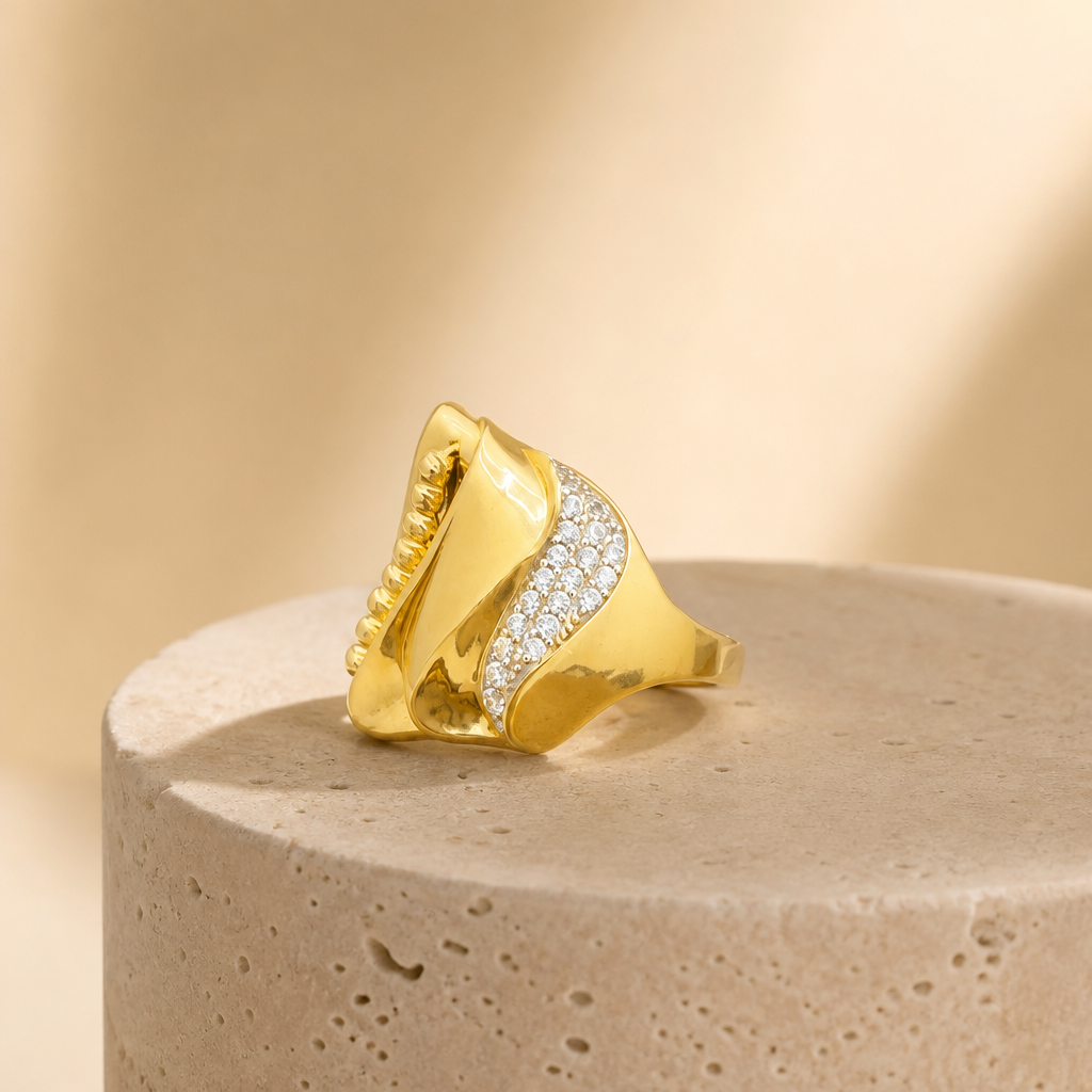 Anillo dorado de diseño elegante y moderno