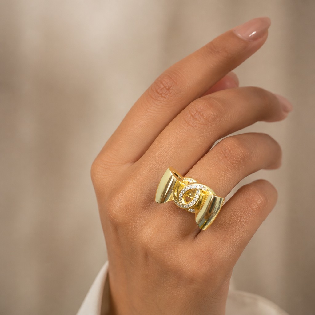 Elegante anillo de oro 10k dorado con diseño de moño