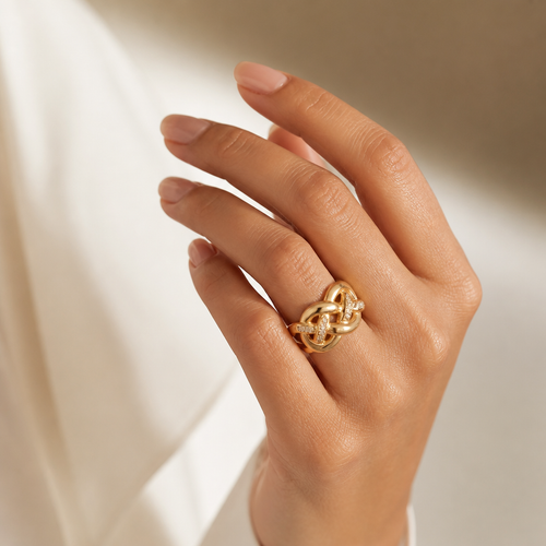 Anillo de oro de 10k dorado de diseño entrelazado
