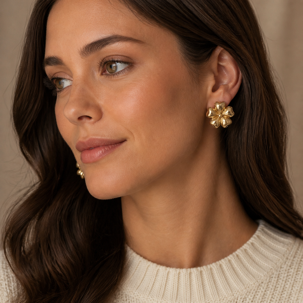 Aretes omegas de oro 10k con diseño de flor