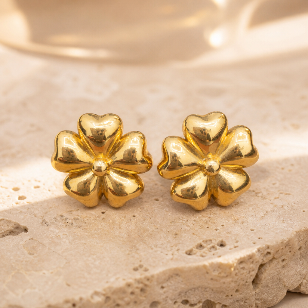 Aretes omegas de oro 10k con diseño de flor