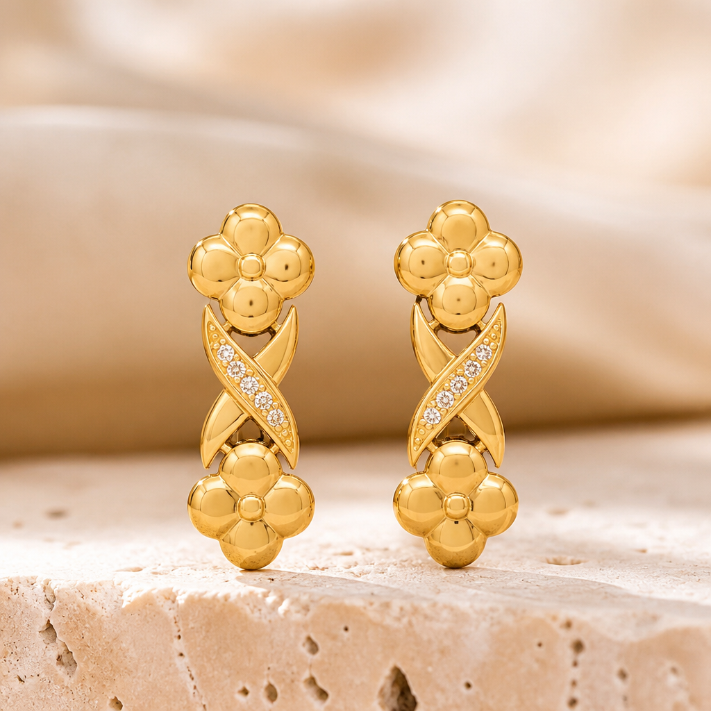 Aretes de oro de 10k con diseño floral