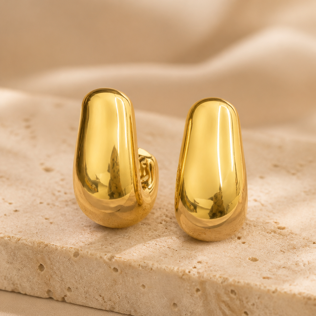 Aretes omega dorados con diseño ovalado