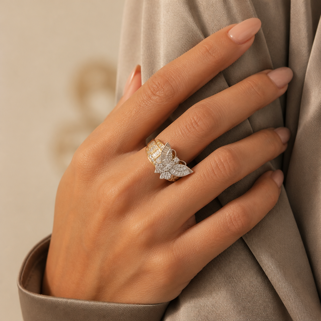 Anillo de lujo en oro con diseño elegante