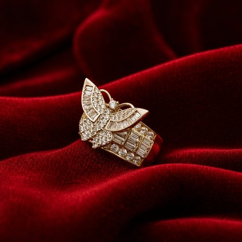 Anillo de lujo en oro con diseño elegante