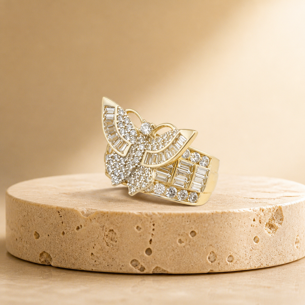 Anillo de lujo en oro con diseño elegante