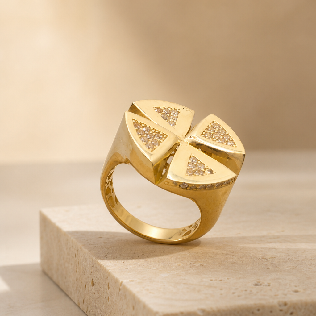 Elegante anillo de diseño geométrico en oro amarillo de 10k