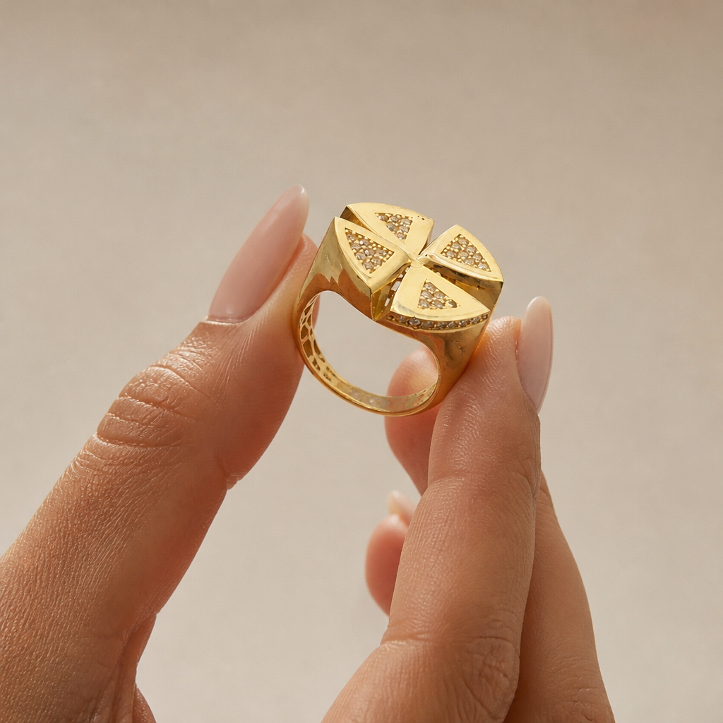 Elegante anillo de diseño geométrico en oro amarillo de 10k