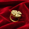 Elegante anillo de diseño geométrico en oro amarillo de 10k