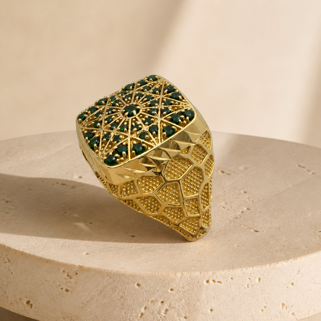 Anillo para caballero en oro de 10k amarillo con piedras verdes.