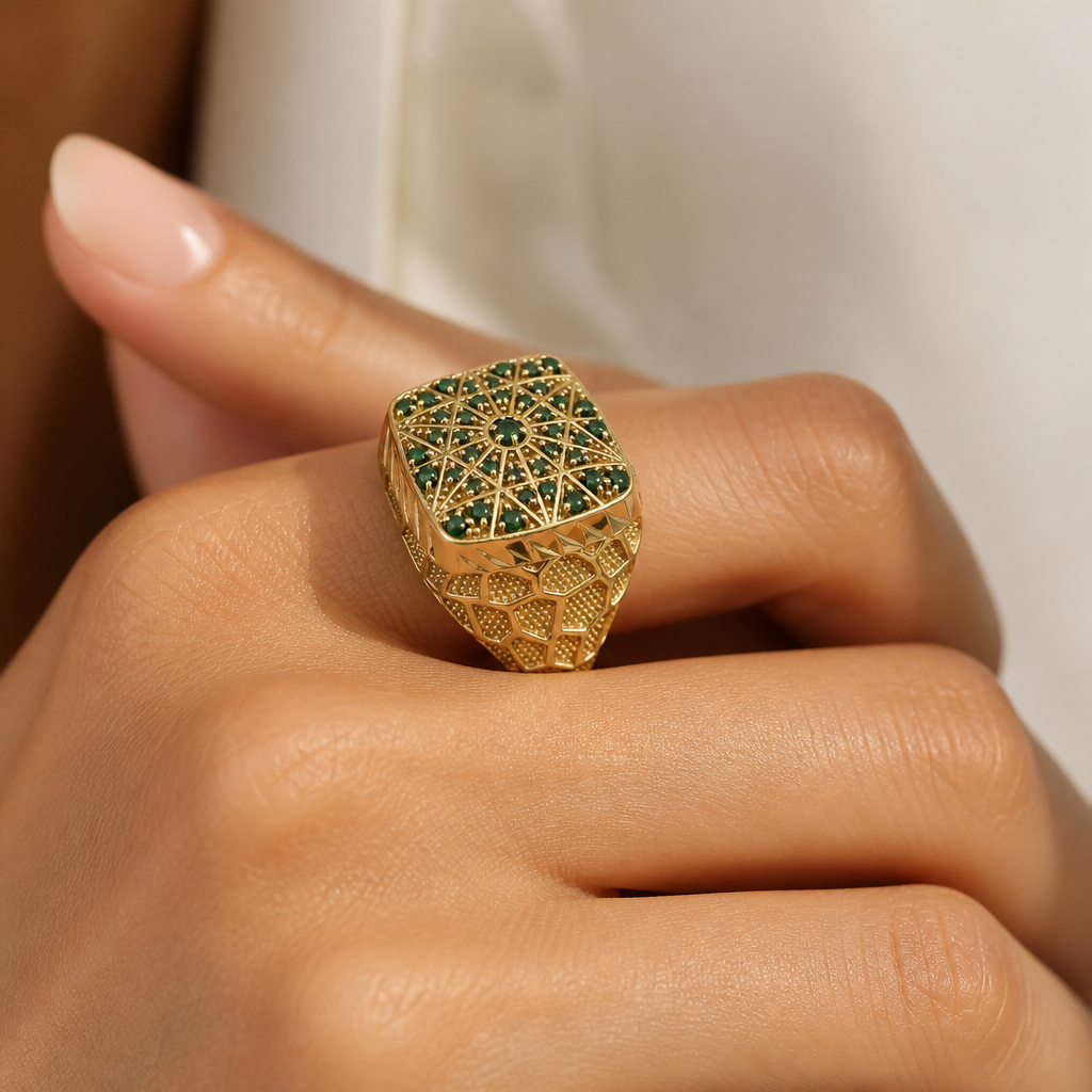 Anillo para caballero en oro de 10k amarillo con piedras verdes.