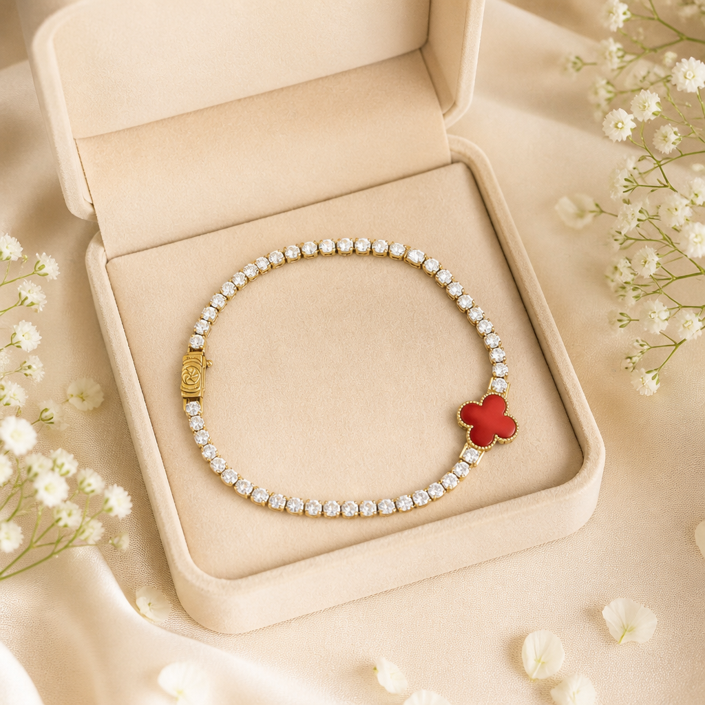 Pulsera de oro de 10K amarillo con brillantes y detalle de trébol rojo