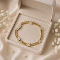 Pulsera de oro de 10k amarillo de tejido chino y detalles de piedras brillantes.