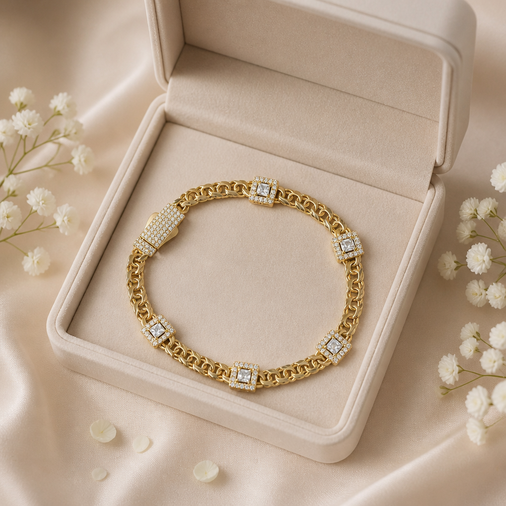Pulsera de oro de 10k amarillo de tejido chino y detalles de piedras brillantes.